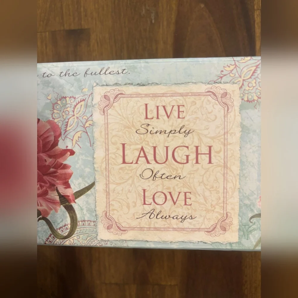 Like New! Encouraging Phrases Around A Beautiful Storing Box